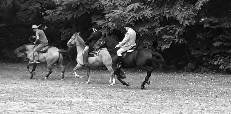 Un groupe d'hommes qui montent à cheval