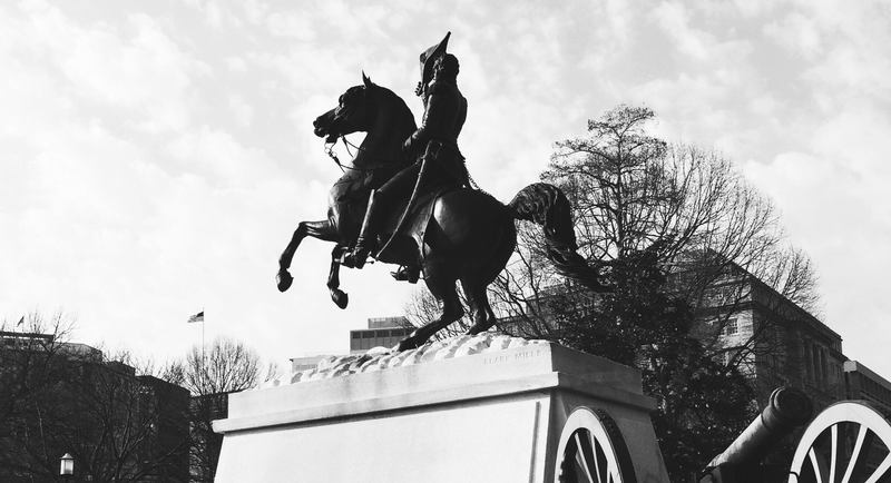Statue d'un cheval vue d'en bas