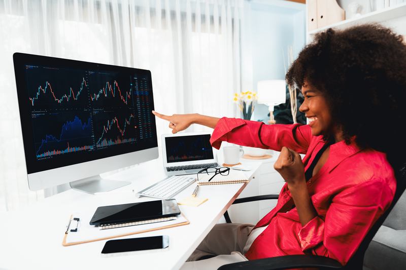 Femme contente d'un investissement en bourse qui a porté ses fruits