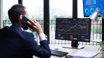 Un homme qui analyse les meilleures actions en bourse