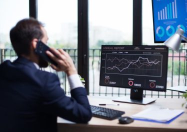 Un homme qui analyse les meilleures actions en bourse