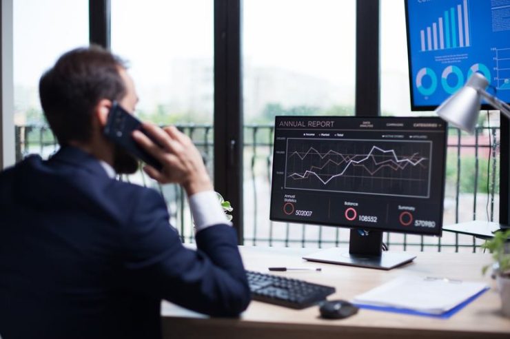 Un homme qui analyse les meilleures actions en bourse
