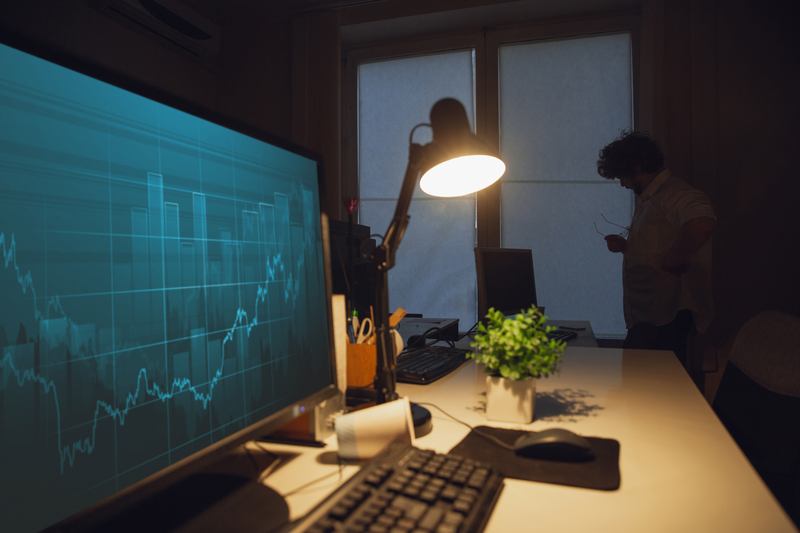 Le bureau d'un trader qui fait de la veille