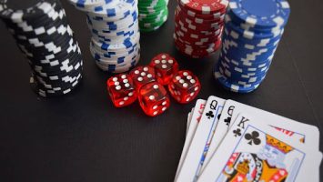 Image montrant des cartes, des dés et des jetons de poker.