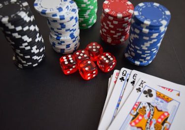 Image montrant des cartes, des dés et des jetons de poker.