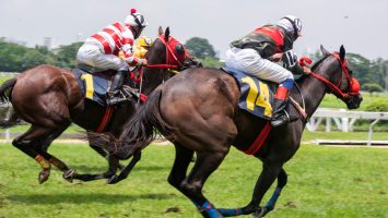 Course entre deux cavaliers sur des chevaux