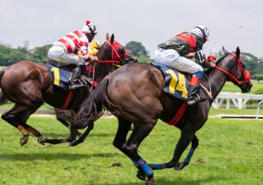 Course entre deux cavaliers sur des chevaux