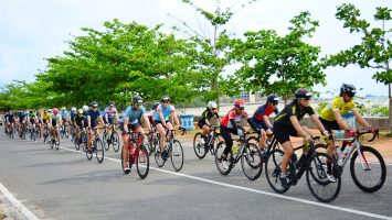Gens participant à une course à vélo