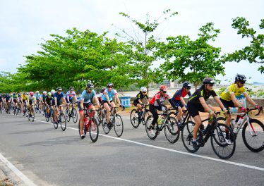 Gens participant à une course à vélo