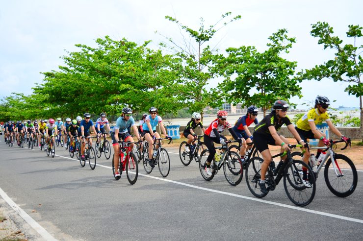 Gens participant à une course à vélo
