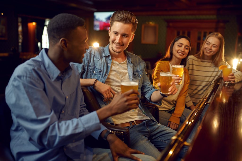 Jeunes dans un bar