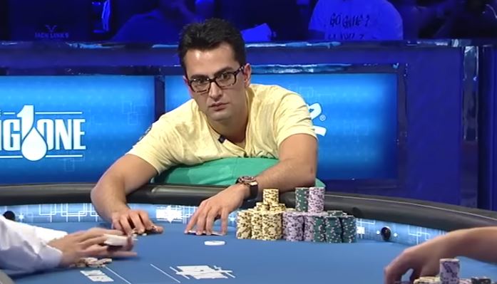 Antonio Esfandiari sur la table de poker