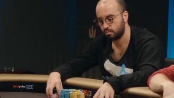 Bryn Kenney sur la table de jeu