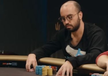 Bryn Kenney sur la table de jeu