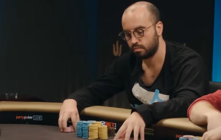 Bryn Kenney sur la table de jeu