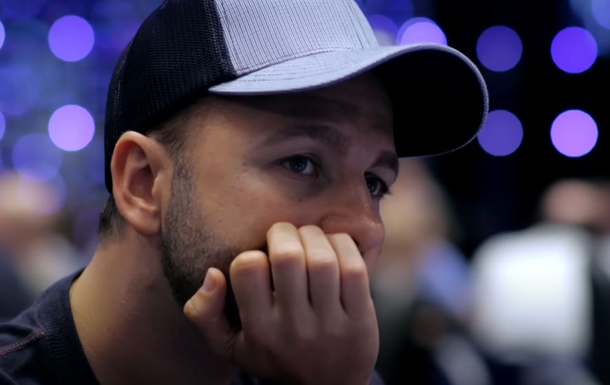 Daniel Negreanu réfléchit