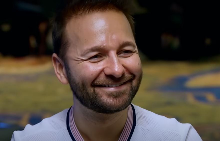 Daniel Negreanu sourit