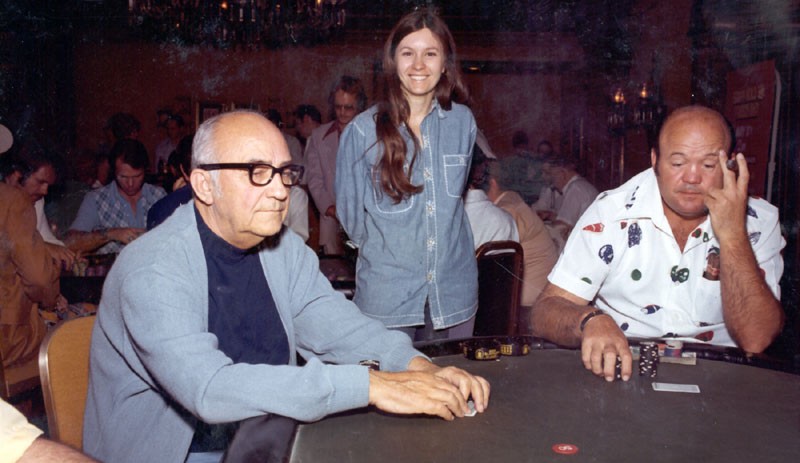 Johnny Moss jouant au poker