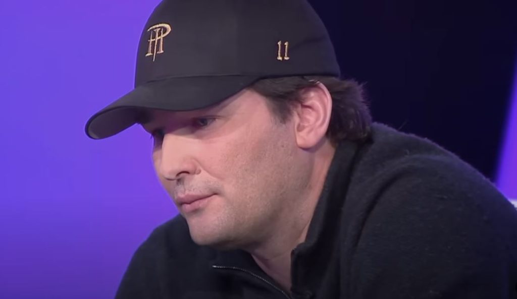Phil Hellmuth jouant au poker
