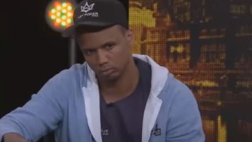 Phil Ivey jouant au poker