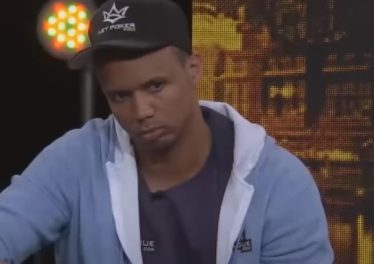 Phil Ivey jouant au poker