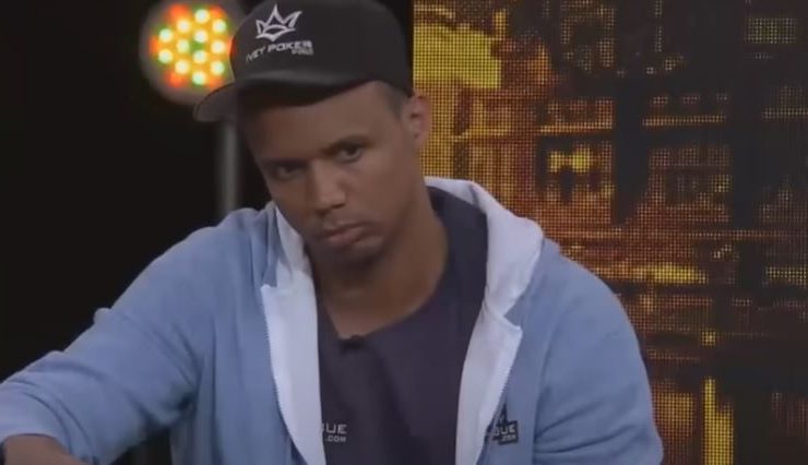 Phil Ivey jouant au poker