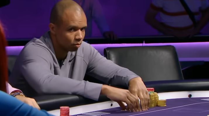 Phil Ivey regarde l'adversaire