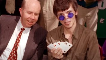 Stu Ungar tenant des carte