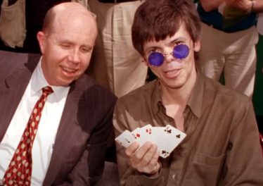 Stu Ungar tenant des carte